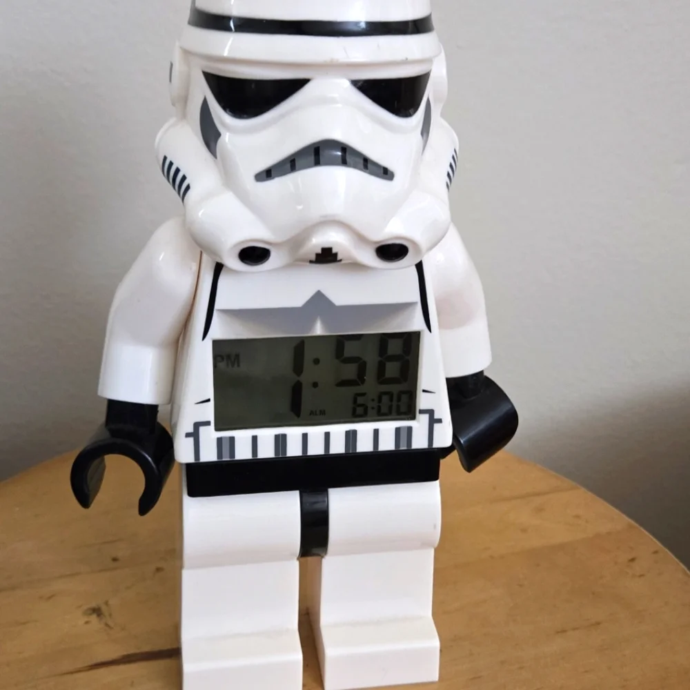 LEGO Star Wars 9002137 Stormtrooper  Light Up Alarm Clock - Picture 5 of 9